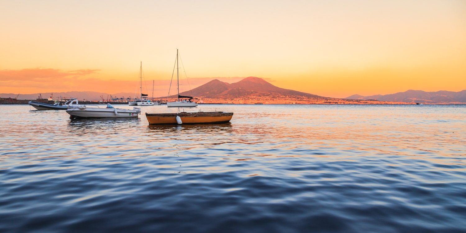 Blick auf die Bucht von Neapel und den Vulkan Vesuvius | Travelzoo